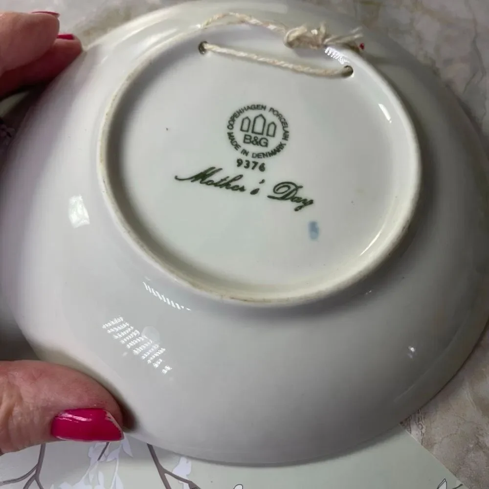 Bing & Grondahl 1976 Swans Mothers Day plate.